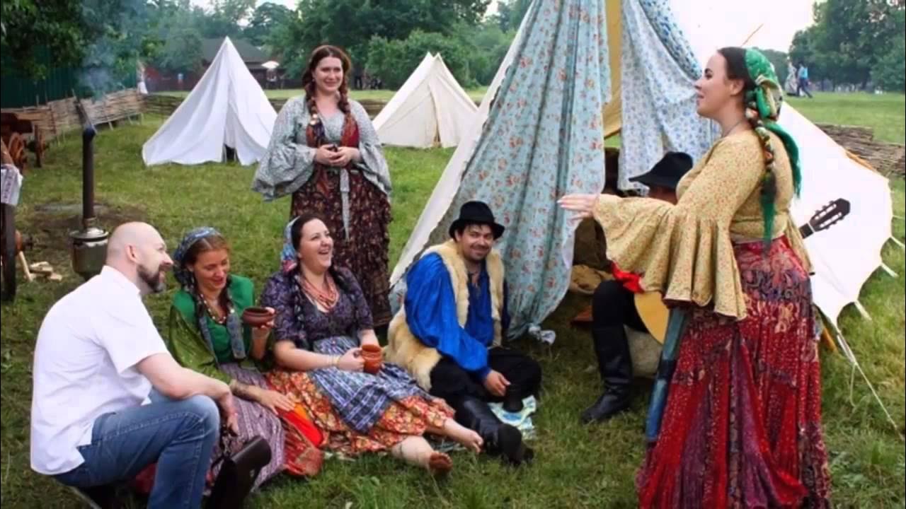 Цыганский табор кибитка. Табор цыганов. Видео цыганского табора. Табор цыган. Табор цыган.