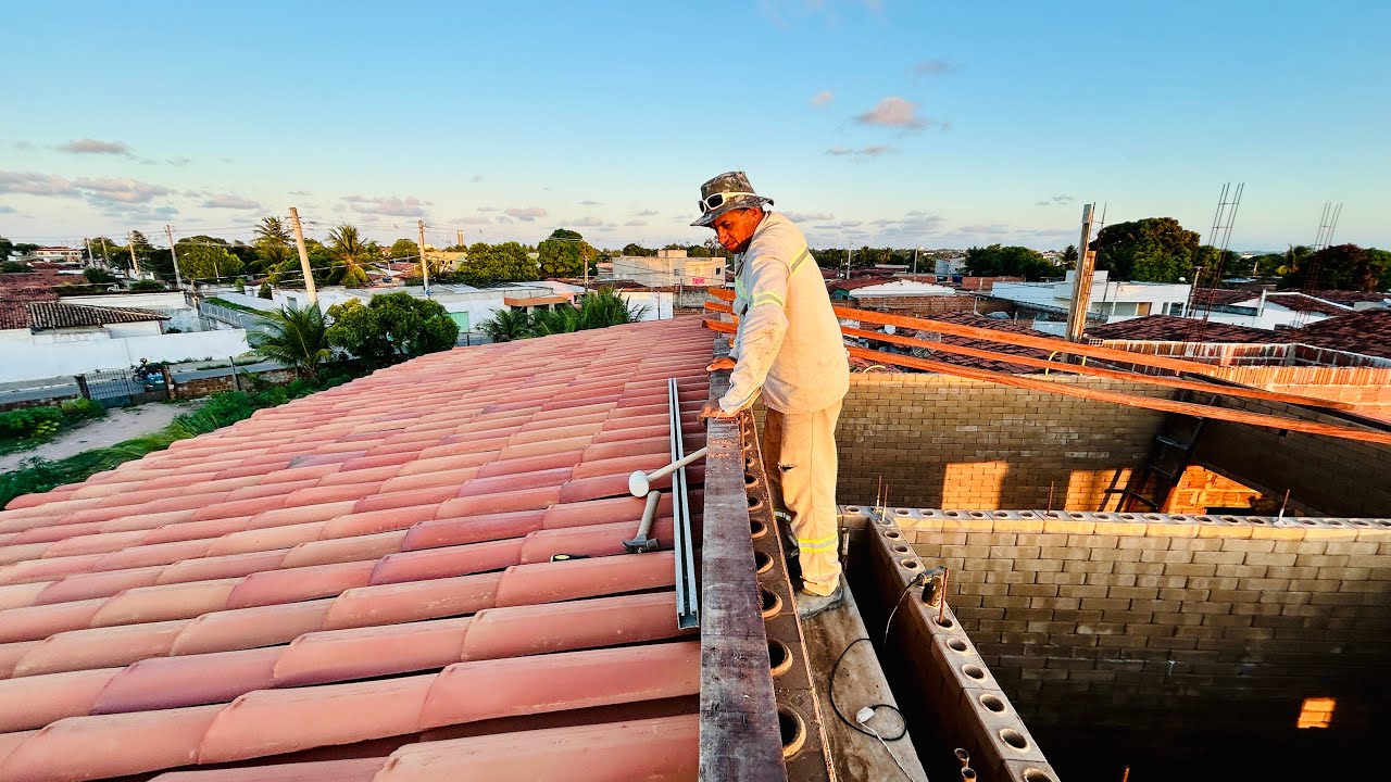 MAIS UM DIA NA CONSTRUÇÃO DO TELHADO DA CASA DE TIJOLO ECOLOGICO