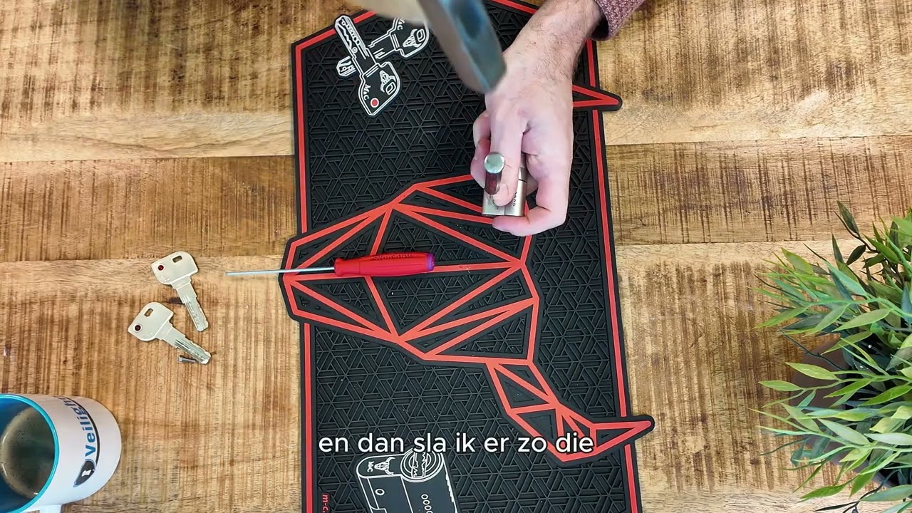 Vuil verwijderen uit M&C cilinder | Veiligheids-Sloten.nl