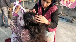 Mother nitpicking / nitpicking India / nitpicking in long hair 