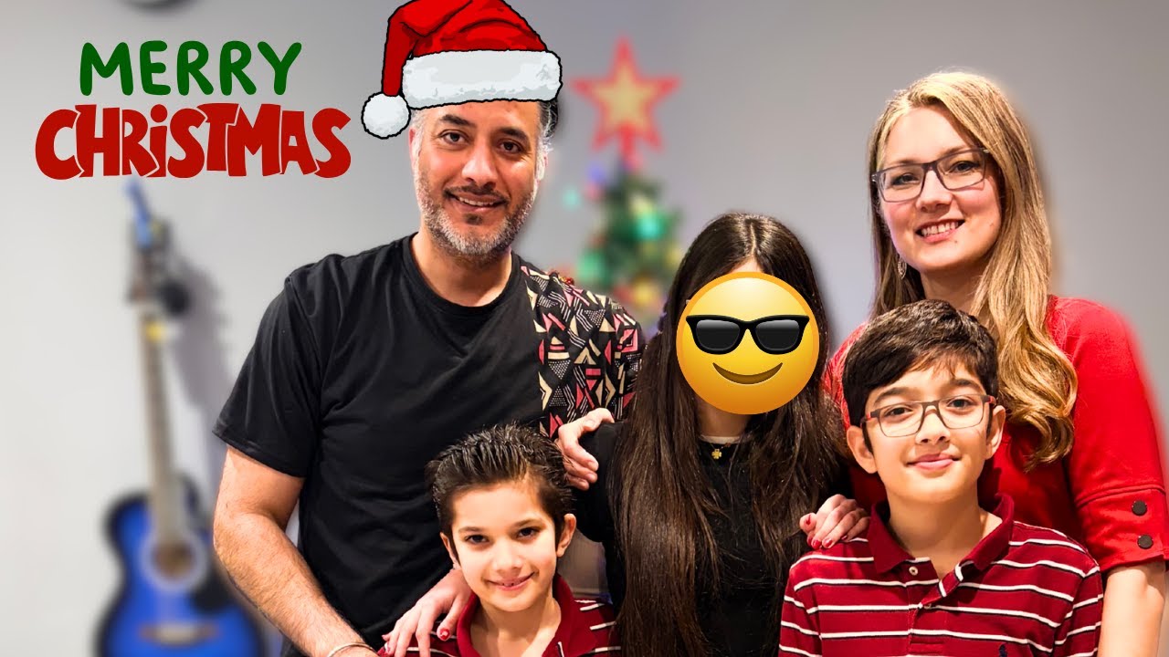 Индийско-польская семья празднует Рождество в Великобритании