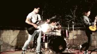 Video thumbnail of "Selena - Fotos y recuerdos (Punk Rock Cover por Una Banda Normal)"