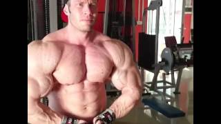 Peter Molnar flexing 1