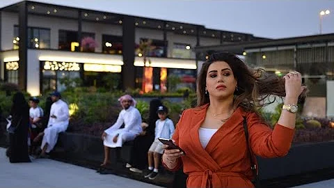 شاهد سعوديات يتحدين التقاليد والعادات بالتجول دون حجاب و العباءة السوداء 