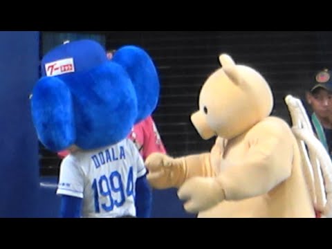 2023.08.29 矢場とんのブタを適当にあしらうドアラ
