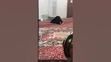 بنت معهاجن تصلي في المسجد 