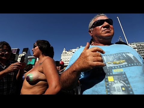 Arjantinliler 'kadınların üstsüz güneşlenme hakkı' için protesto gösterisi düzenledi