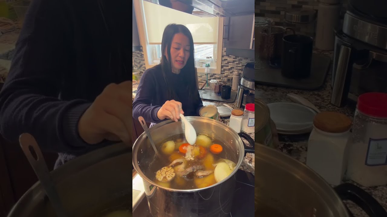 Огромная кастрюля бульона для фо на вечеринку || Ly Cooks