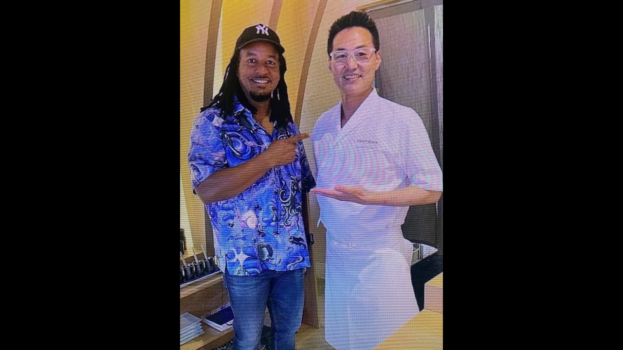 Manny Ramírez sorprende al mundo al posar con una gorra de los Yankees.