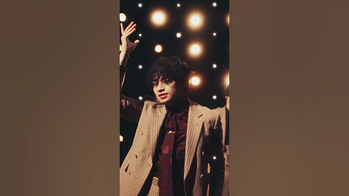 新曲｢ #本音と建前 ｣の #中岛健人 フォーカス🪞✨MVのコンセプトは、煌めく照明の中でショーに出演する「表の颜」と、そのステージに立つ前の気だるくもセクシーな表情の「里の颜」を表现しています🕺🏻 - 天天要闻