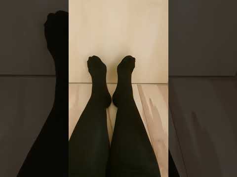 Nylons! Stinkende Füße spielen mit Strumpfhose!