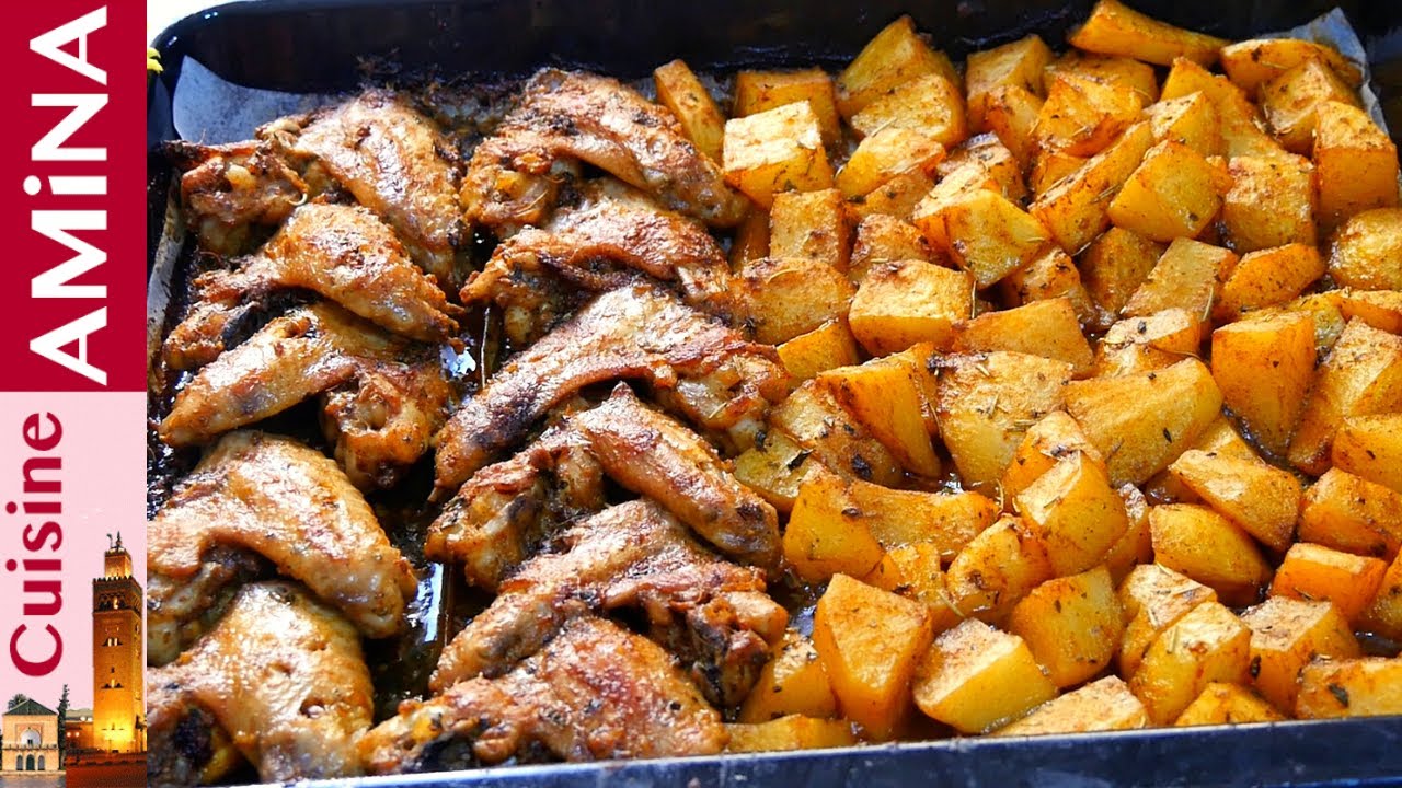 حضري طبق أجنحة الدجاج لوجبة الغذاء أو العشاء مع البطاطس في الفرن بطريقة بسيطة