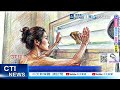 【每日必看】女洗澡驚見百葉窗縫伸手機! 學生控教練強吻擁抱  20260510