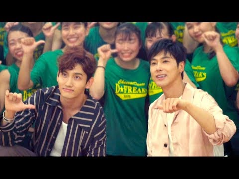 東方神起がサプライズ登場!チアダンス部と共演