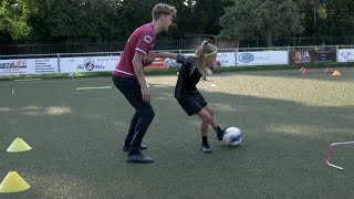 Specifieke spitsentraining met tegenstander in de rug! | Voetbalschool XFT