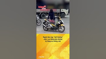 Người đàn ông “bất thường” cầm r/ựa đứng giữa đường bị Công an khống chế