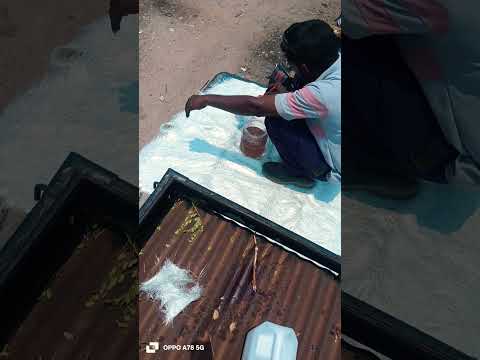 వర్షాలు బాగా కురుస్తున్నాయి వర్షం నీళ్లు బస్సులోకి రాకుండా బ్రదర్ గం వేస్తున్నాడు