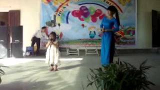 Bé Đậu Hồ Khánh Nga sinh ngày 13-9-2011 hát Bai Ba Thương con