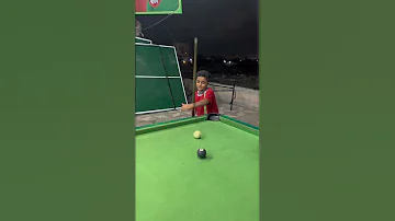 الولد خاف مني ولعب بلياردو 