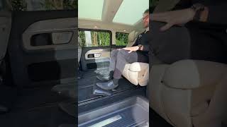 💡Adjustable footrest in the Mercedes V-Class Exclusive, here the updated V-Class facelift