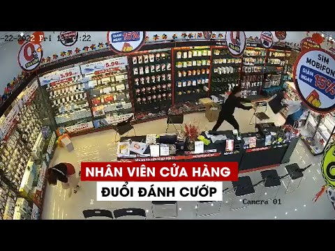 Video Nhân viên cửa hàng điện thoại dũng cảm cẩm ghế đuổi... - youtube