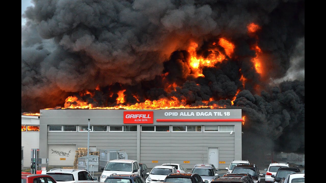 Skeifan logar / Fire in Skeifan, Reykjavik 6th of july 2014
