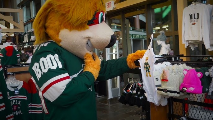 Nordy from the Minnesota Wild is hanging out with #Crash! #IAWild