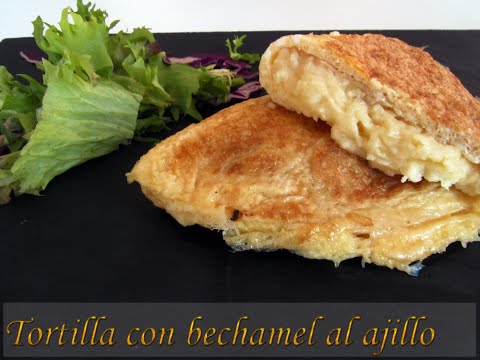 Tortilla rellena con bechamel al ajillo