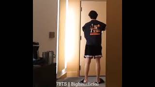 V membalikkan baju yang dipakainya di Vlive Jhope #bts #army #vbts #taehyung #jhope