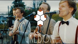 Video voorbeeld van "UKEBOX - Data Roaming (Live in the Hive)"