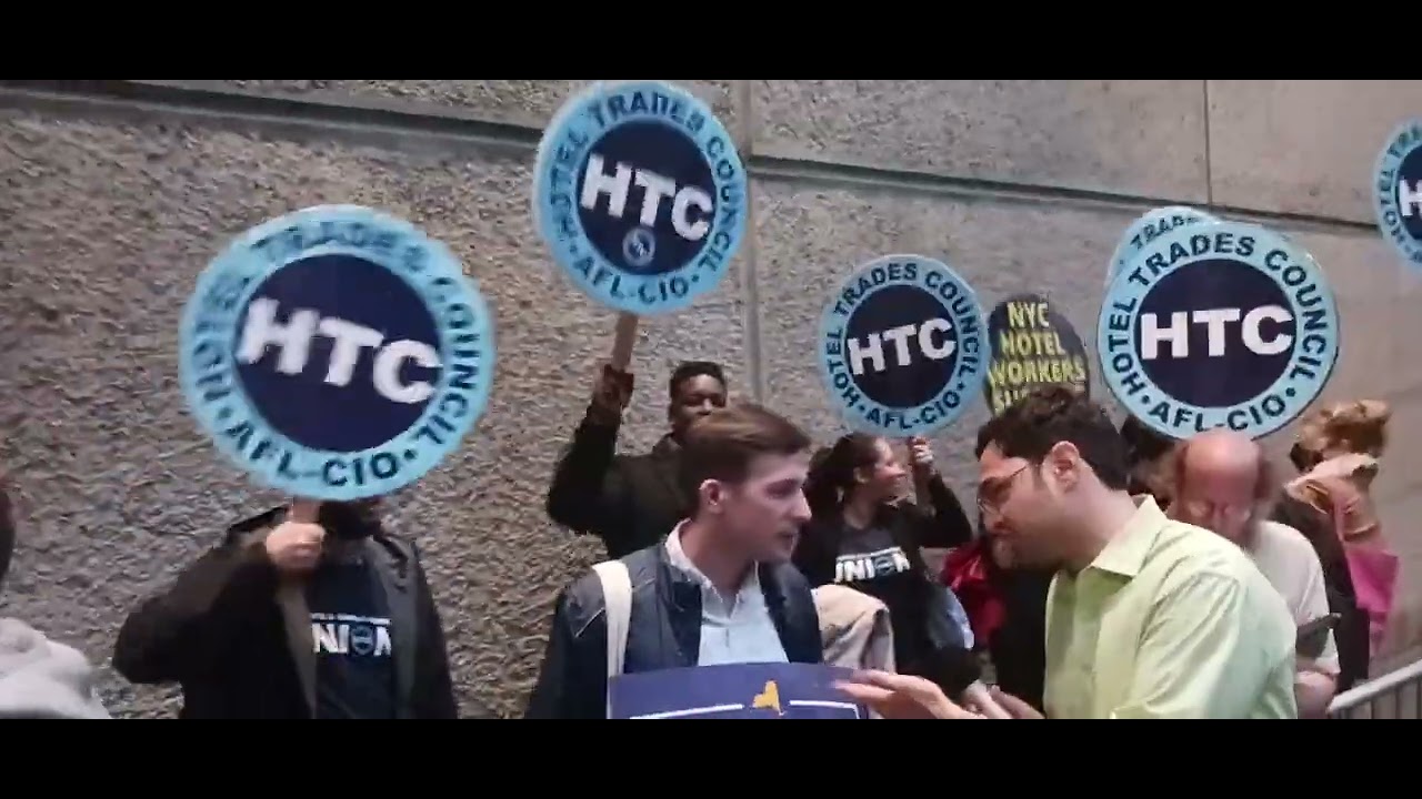 @KathyHochul  supporters outside @PaceUniversity 10/25/2022 @mvelaznyc @NYHTC @EllaFrederickNY