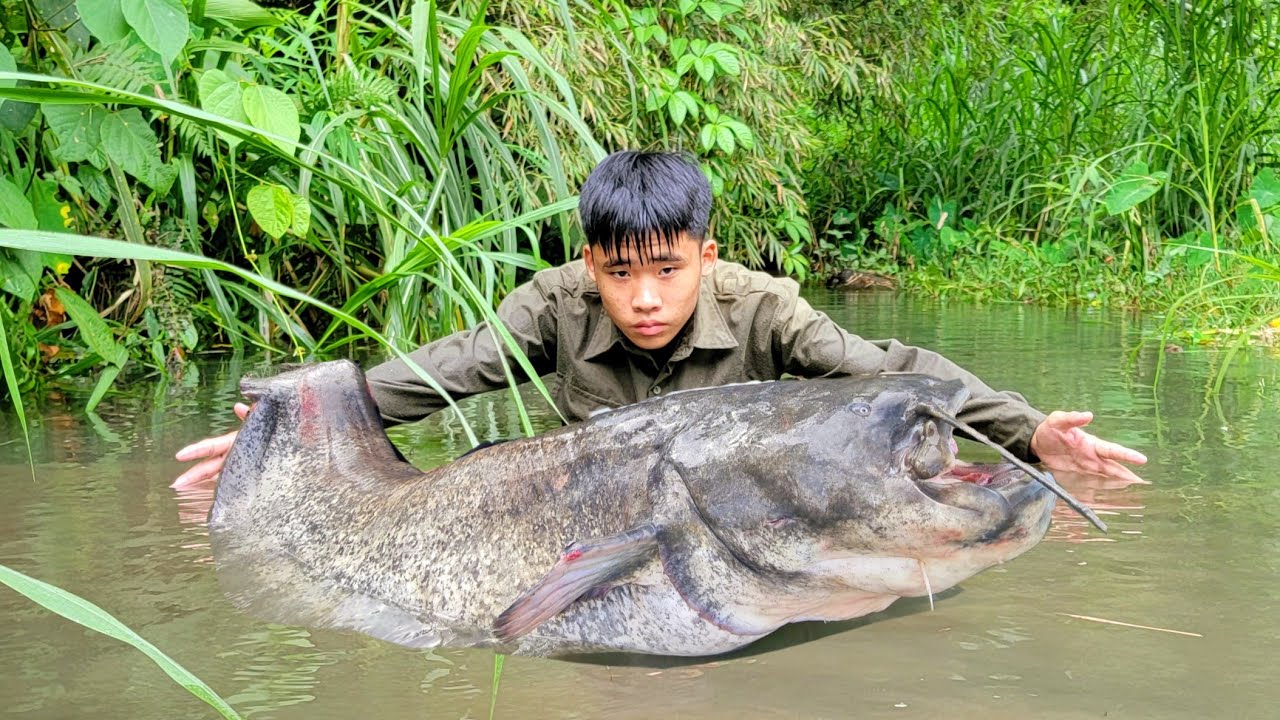 Quoc, The Homeless Boy Was Lucky Enough To Catch A giant School Of Catfish.