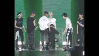 Hyunjin accidentally kicked Minho 😔my poor lino