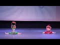 Смешной детский танец "Куклы". Танцуют маленькие дети на сцене в Сочи.