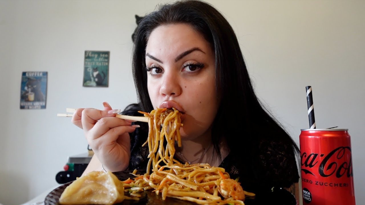 VIVERE SOLA A 27 ANNI CON DUE FIGLIE * MUKBANG RAMEN , SUSHI */ chiara paradisi