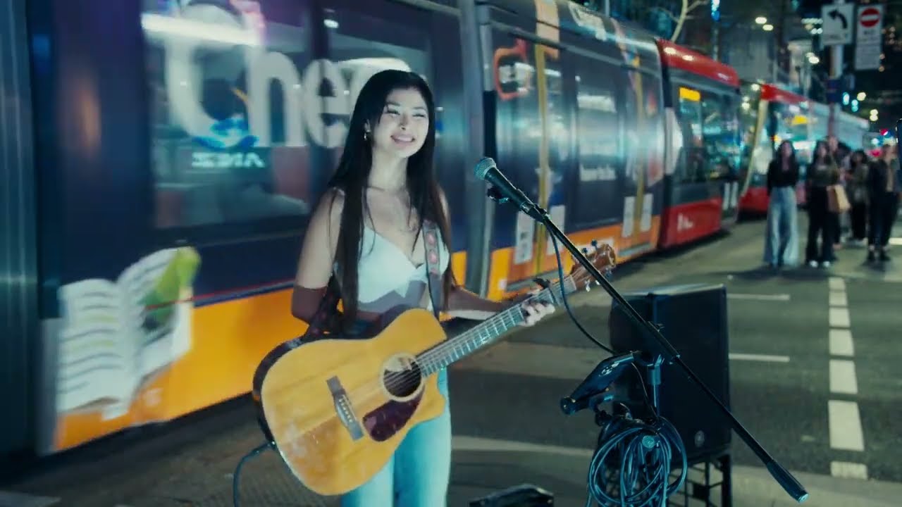 Shirina sings a Filipino song in Luneta Park, Philippines 😍 Imahe 🫰