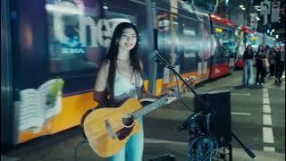 Awesome busker sings Taylor Swift Medley!