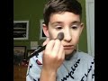 ولد صغير يضع المكيب بطريقة أحترافية 