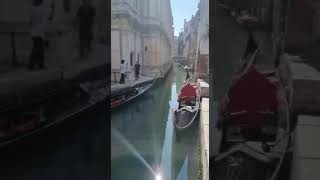 Stunt-Sprung über einen Kanal in Venedig