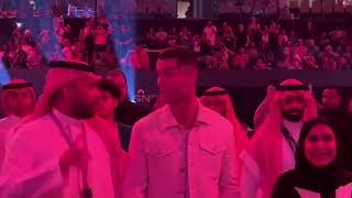 Cristiano Ronaldo arrives for #FuryUsyk & sits next to Anthony Joshua in front row 🇸🇦🐐