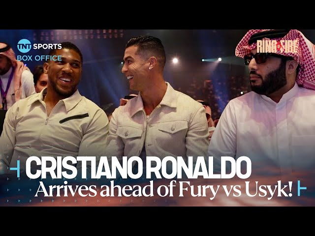 Cristiano Ronaldo arrives for #FuryUsyk & sits next to Anthony Joshua in front row 🇸🇦🐐 class=