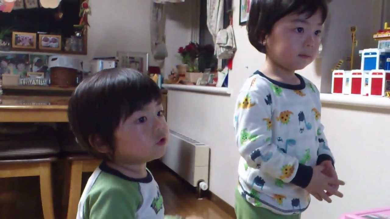 英語の歌を歌う双子 The twins who sing an English song - YouTube