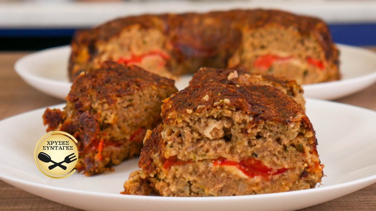 Особый рулет из фарша с начинкой из кефалотири, бекона и перца.