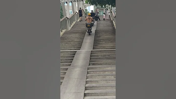 【行动派男孩】深圳福田区，行人与电瓶车共用天桥 - 天天要闻