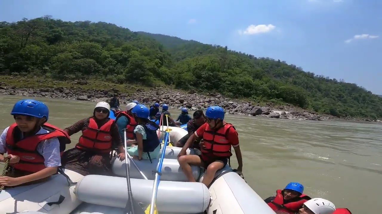 रिवर राफ्टिंग के दौरान नदी में छलांग  