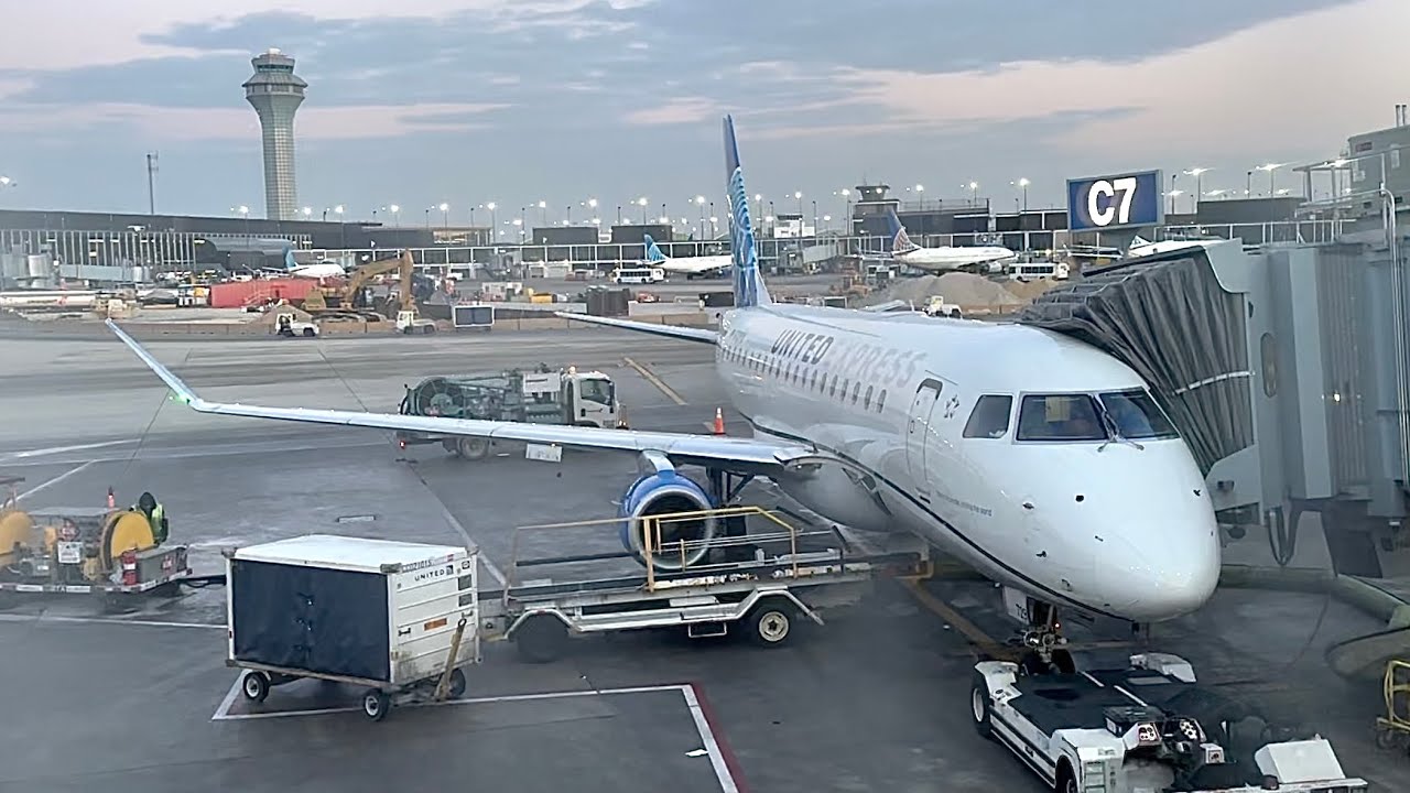 (Trip experience) United Airlines | Embraer 175 | ORD-RIC. Journey from car show to the airport