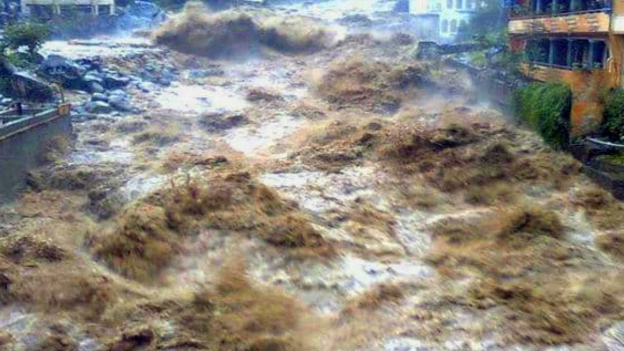 The first moments of the arrival of strong flash floods to Rustaq valleys , Oman