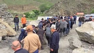 Водители тащат каменные глыбы, перекрывшие дорогу Бишкек-Ош