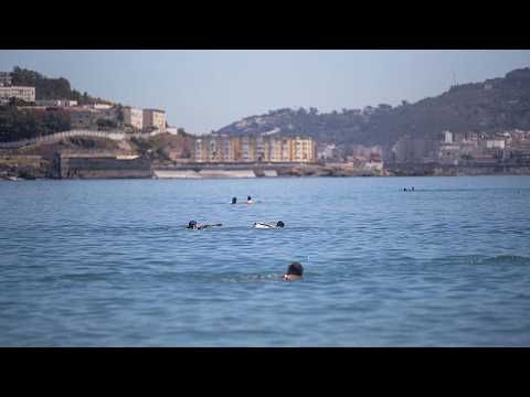 Video Ceuta, oltre 1.500 migranti sono arrivati a nuoto dal Marocco negli ultimi 15 giorni