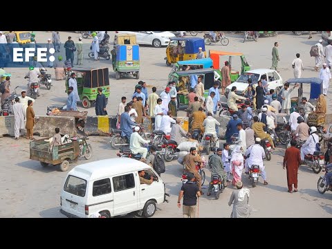 Pakistan declares state of emergency in a region amid massive march toward Islamabad